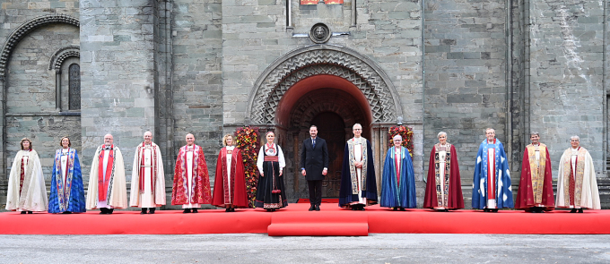 Kronprinsregenten omgitt av landets biskoper og Kirkerådets leder, Kristin Gunleiksrud Raaum. Foto: Sven Gj. Gjeruldsen. Det kongelige hoff